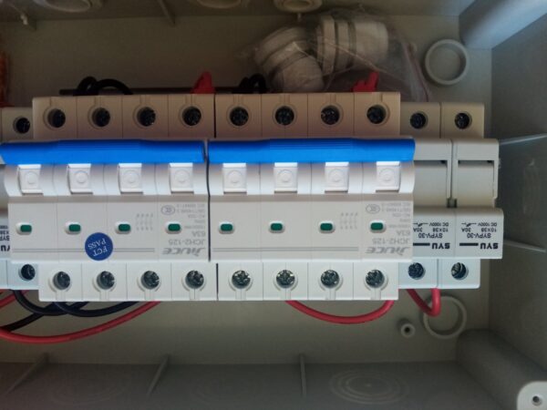 PVC Solarni razvodni ormar 2 ulaza 2 izlaza 1000V DC